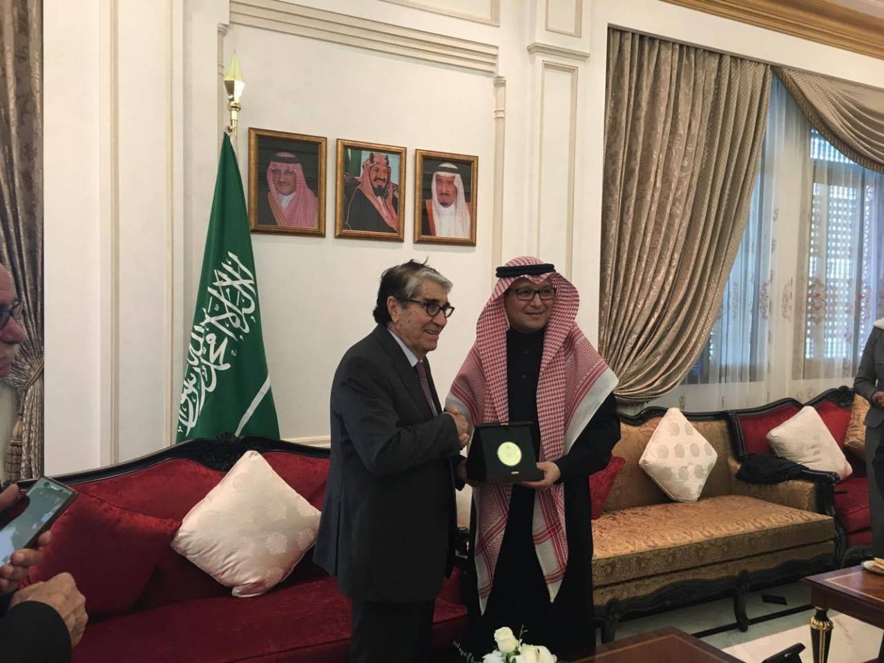 بالفيديو: "أبو سليم" وفرقته في السفارة السعودية.. لماذا؟
