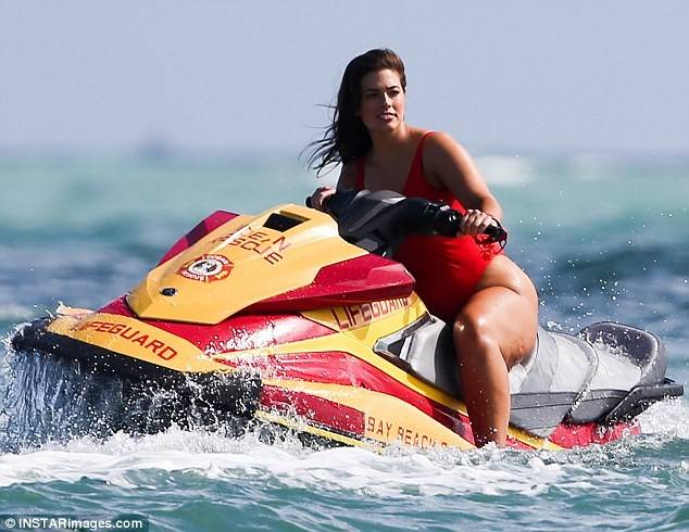 آشلي غراهام على الـ"Jet ski".. وما أدراك ما البيكيني الأحمر!