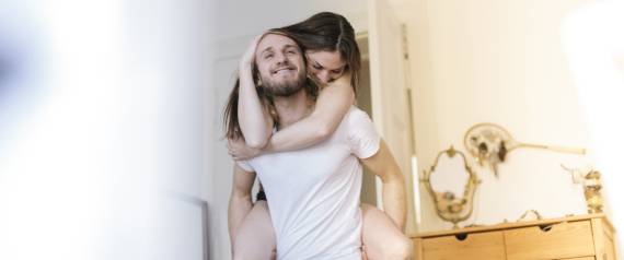 عانقيه وارتدي قميصه لتمتلكي قلبه.. 11 شيئاً صغيراً تفعلينها تجذب الرجال