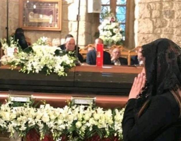 بالفيديو والصور - نعش شقيق نجوى كرم امام اعينها... وانهيار هادي خليل في الجنازة!