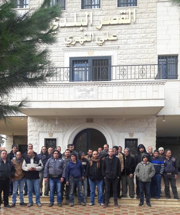 أصحاب المهن الحرة والمؤسسات التجارية في علي النهري اعتصموا احتجاجا على مزاحمة اليد العاملة السورية