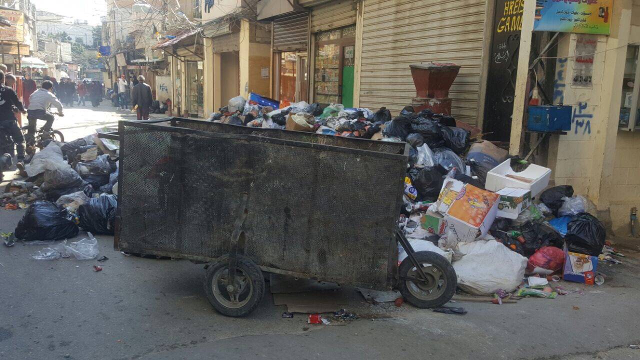 اغلاق الشارع الفوقاني في مخيم عين الحلوة بالنفايات