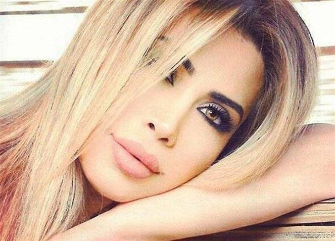 مُعجب ينام على باب نوال الزغبي!