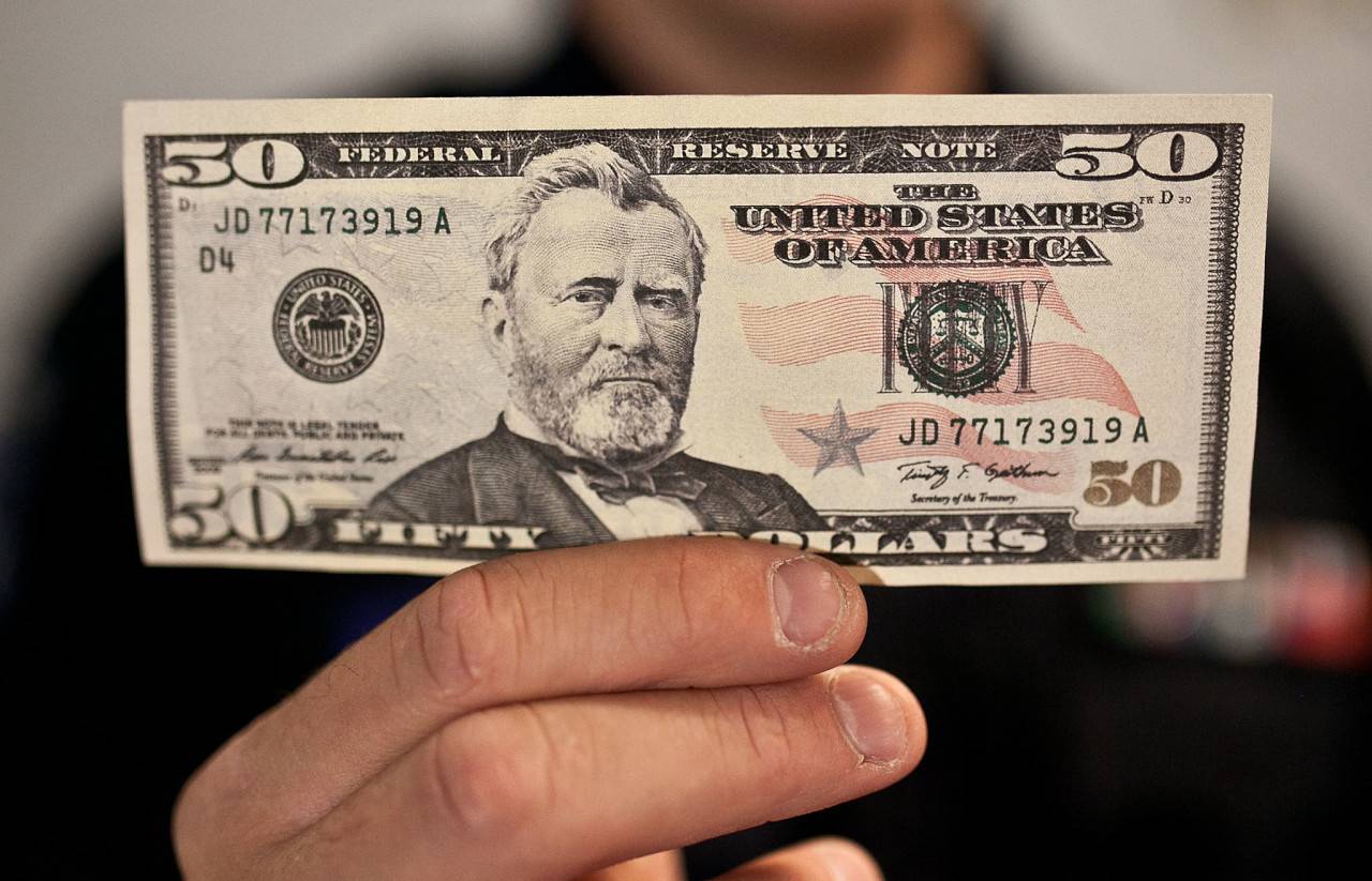 بـ50$ مزوّرة.. هذا ما فعله صاحب المرسيدس