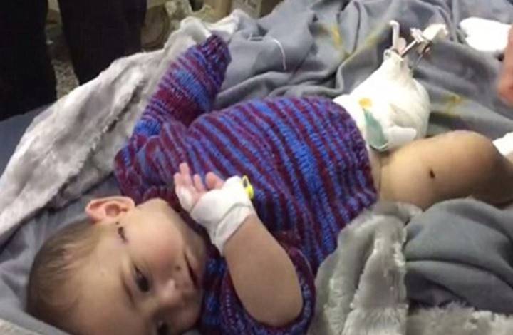 فيديو مؤثر.. طبيب بريطاني يلتقي رضيعة كان قد عالجها في حلب