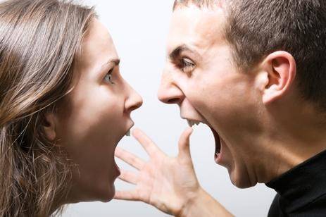 لماذا تقع الفتيات دائماً في حب الرجل غير المناسب؟