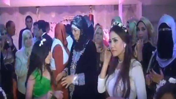 فيديو - عروس تضرب العريس بحذائها.. ماذا حدث؟