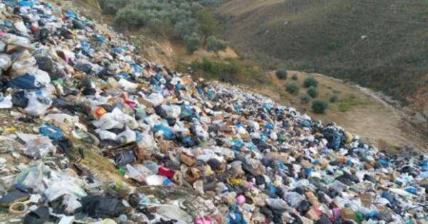 شكاوى من مكب عشوائي للنفايات في عاصون وتلويثه البيئة والينابيع