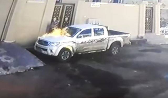 بالفيديو.. أشعل النار بسيارة فاحترق معها