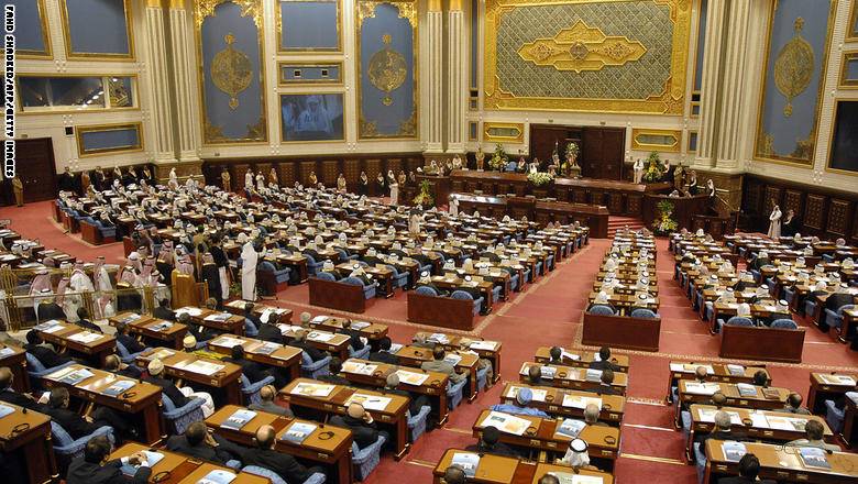 السعودية تبحث قانونا قد يرحّل ملايين الوافدين