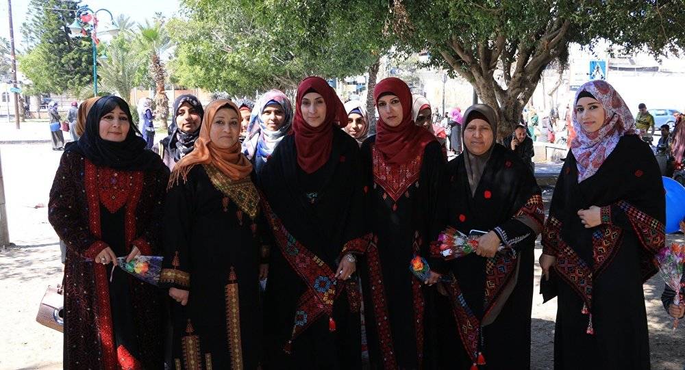 المرأة الفلسطينية تحيي الثامن من آذار بالثوب الفلسطيني في غزة