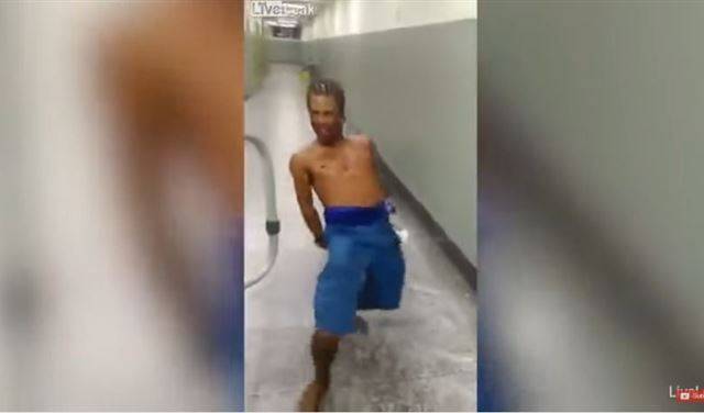 بالفيديو.. رجل مصاب يرعب العاملين في مستشفى برازيلي