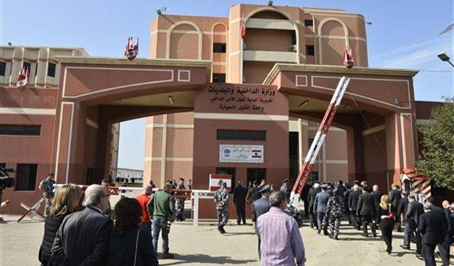 تسليم هبة أميركية في ثكنة اللواء الشهيد الحسن