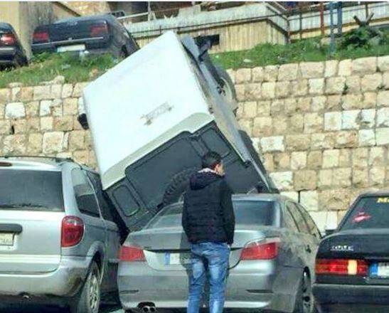 بالصورة.. انزلاق آلية للجيش في زحلة