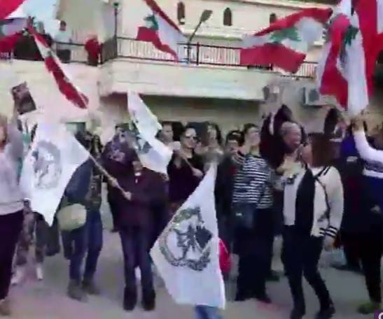 بالفيديو: قرية قائد الجيش تستقبل خبر تعيينه بالدبكة