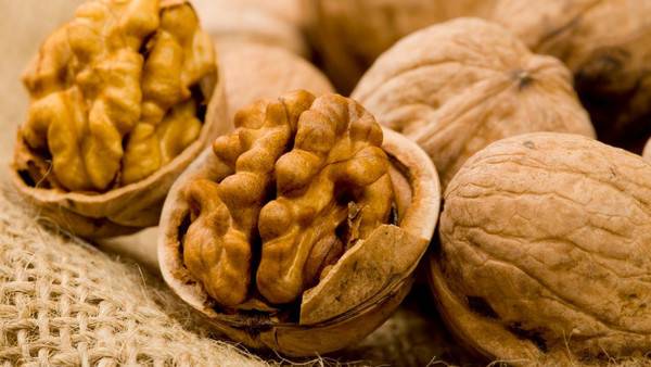 للرجال فقط.. فائدة غير متوقعة للجوز!