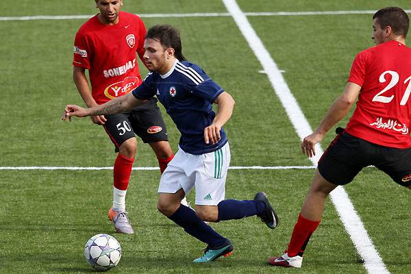 لاعبٌ شهير ترك طفليه وماتَ بسبب مغنية.. إليكم التفاصيل