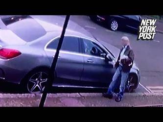 بالفيديو: رجل يشبه ترامب يتلف طلاء سيارة مرسيدس متوقفة بأحد شوارع لندن