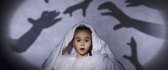 طفلك يخاف من الظلام؟.. كيف يمكن مساعدته في التغلب عليه