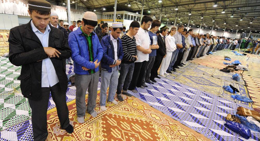 علماء: أداء الصلاة يساعد الشخص في التغلب على آلام الظهر