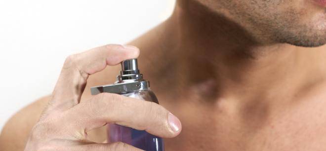 لا تسمح للبائع بخداعك.. كيف تفرق بين العطر الأصلي والمقلد؟