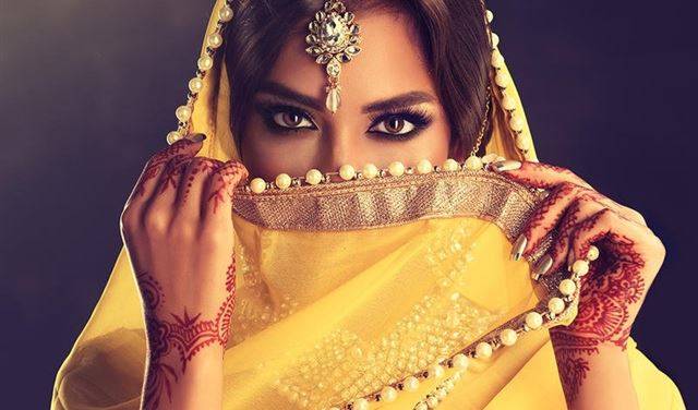 بالفيديو: لماذا يحرك الهنود رؤوسهم أثناء الكلام؟!