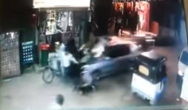فيديو مرعب.. سيارة تدهس مصريين في شارع ضيق