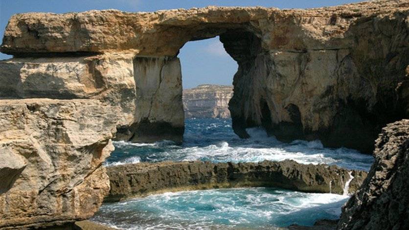 بالصورة: مالطا تخسر موقعاً سياحياً مميزاً... إنهيار "النافذة الزرقاء"!