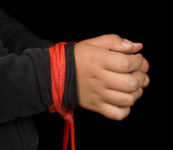 هذه الطريقة.. اختطف سعودي فتيات قاصرات ومارس معهن الفاحشة بالقوة وهذا ما جرى له!