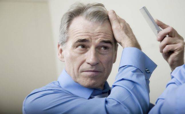 4 عادات يومية تتسبَّب في ظهور الشيب والتجاعيد مبكراً