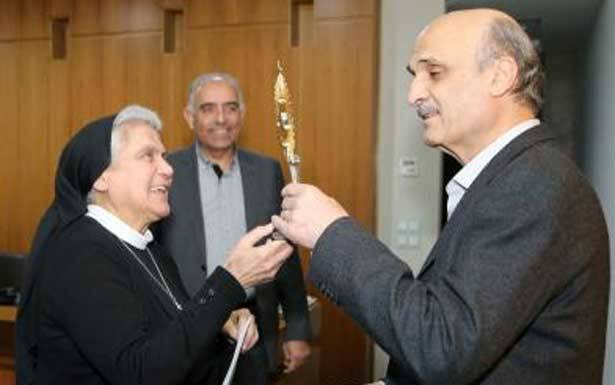 تسلّم ذخيرة من ذخائر القديسة رفقا
جعجع لعائلات شهداء تفجير سيدة النجاة:
مُستمرّون في القضيّة لإظهار الحقيقة