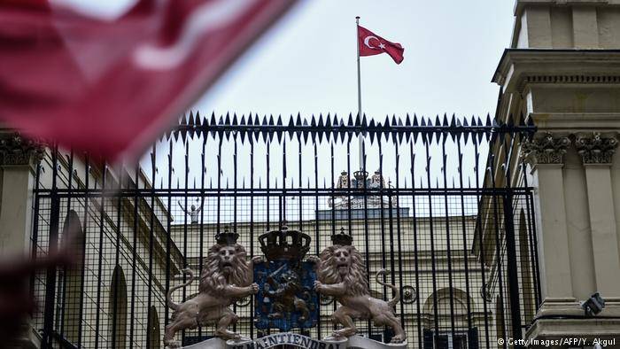 الأزمة بين هولندا وتركيا تتجه نحو المزيد من التصعيد