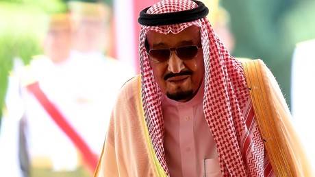 الملك سلمان يلتقي وزير الخارجية الياباني في طوكيو
