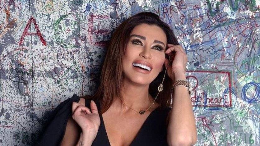 فسخ خطوبة نادين الراسي.. فهل بقي خطيبها مجهول الهوية؟