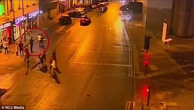 «فيديو» تحوّل المزاح إلى جريمة .. لكمة وحشيّة كسّرت دماغ هذا الشاب وأدخلته العناية المركزة!