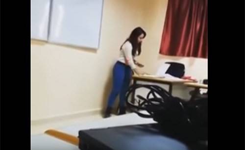 بالفيديو.. معلمة تثير الجدل بملابسها داخل الفصل!