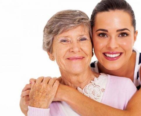 أيتها المرأة.. إليكِ فوائد الإقامة مع حماتِك بنفس المنزل!