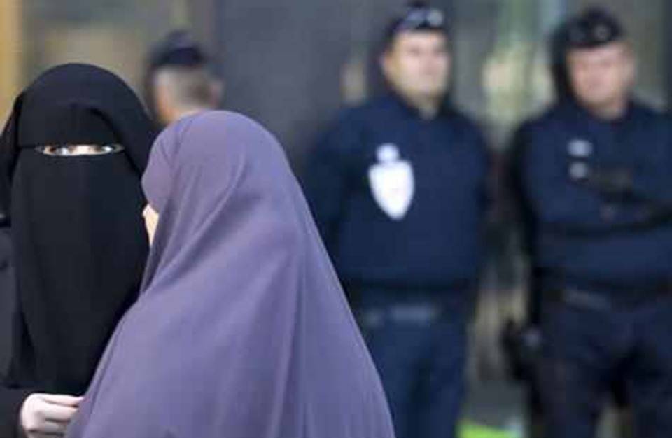قرار أوروبي مفاجئ يجيز طرد الموظفة من عملها بسبب الحجاب