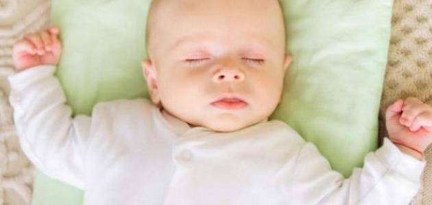 نوم الرضّع على ظهورهم يجنبهم خطر الوفاة