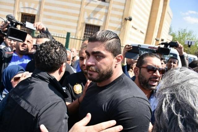 خالد سليم لم يتمالك دموعه وانهار في عزاء والده