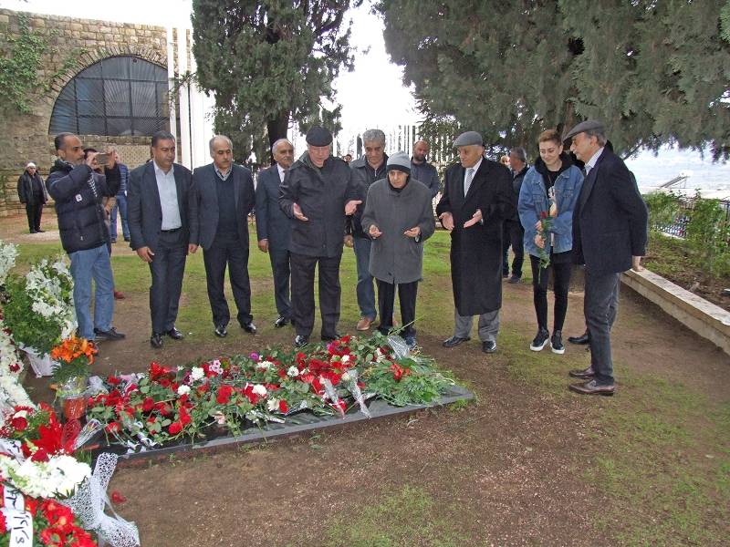 جنبلاط وضع زهرة على ضريح والده ومسيرات ومواكب في الذكرى