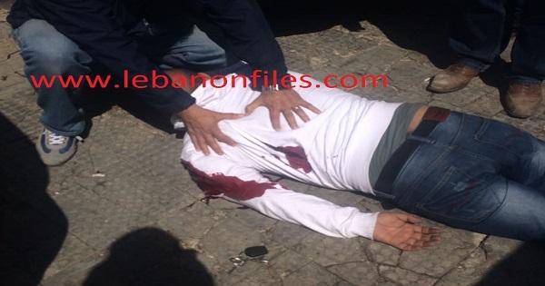 بالصورة: في لبنان..طعنوه وسرقوه على باب المصرف في وضح النهار