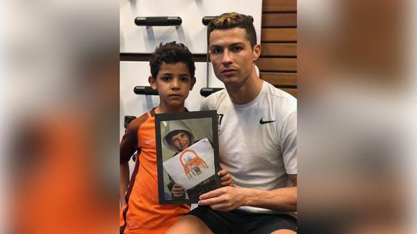 لمن هذه الصورة التي يحملها نجل رونالدو؟