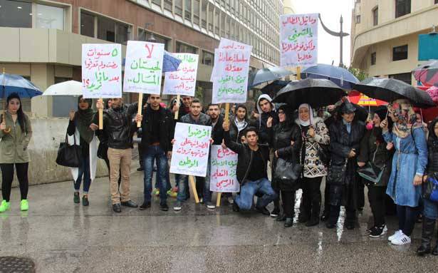 الاضراب المفتوح عنوان المرحلة... حتى إقرار الحقوق
الأساتذة : نُريد أنصافنا... ومتعاقدو الوزارات : لن نغادر الساحة