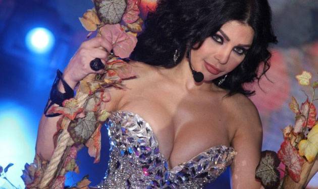 بالصورة: من جديد..هيفا وهبي تثير الضجة بفستانها الفاضح!!