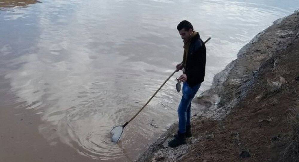 بالصور...أهالي الرقة يمضون إلى النهر عندما تصبح مياهه حمراء