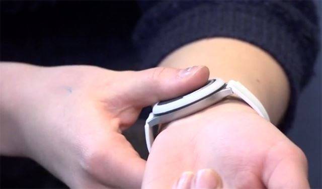 ساعة ذكية تمنحك السعادة والفرح
