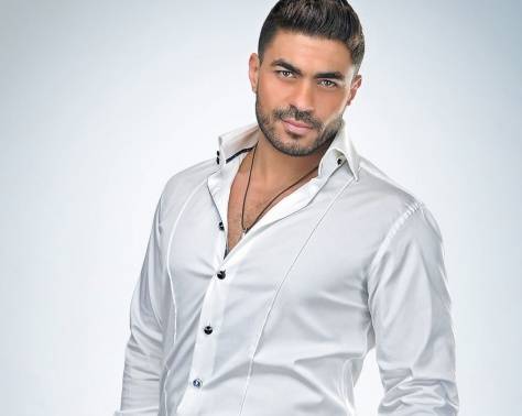 بالفيديو - خالد سليم يرثي والده بطريقة مؤثرة جداً... إليكم ما فعله !