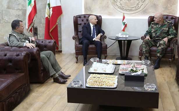 قائد الجيش عرض والملحق الإيطالي
سبل التعاون بين الجيشين