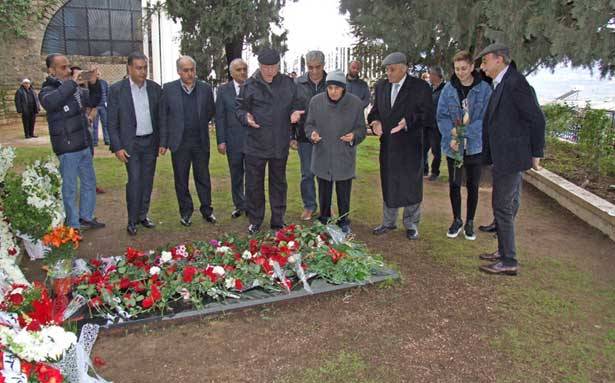 جنبلاط وضع زهرة على ضريح والده
ومسيرات ومواكب في الذكرى